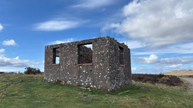 Perthshire dağlarında İskoç yamaçlarında terk edilmiş beton kare bina. Geniş açık İskoçya vahşi doğası yuvarlanan tepeleri açıyor. Uzun mesafe yürüyüşü macerası.