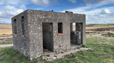Perthshire dağlarında İskoç yamaçlarında terk edilmiş beton kare bina. Geniş açık İskoçya vahşi doğası yuvarlanan tepeleri açıyor. Uzun mesafe yürüyüşü macerası.