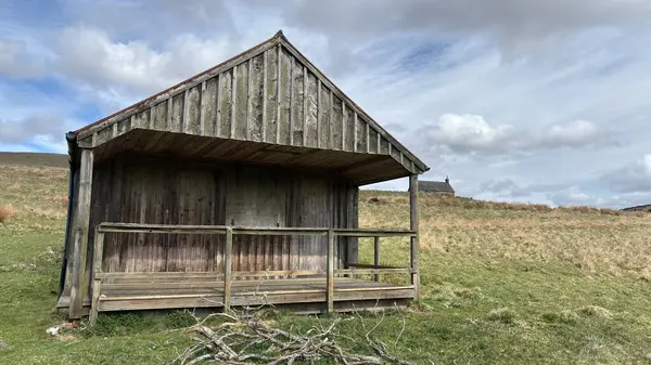 Perthshire dağlarında vahşi İskoç yamaçlarında terk edilmiş bir çiftlik evi. Geniş açık İskoçya vahşi doğası yuvarlanan tepeleri açıyor. Uzun mesafe yürüyüşü macerası.
