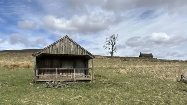 Perthshire dağlarında vahşi İskoç yamaçlarında terk edilmiş bir çiftlik evi. Geniş açık İskoçya vahşi doğası yuvarlanan tepeleri açıyor. Uzun mesafe yürüyüşü macerası.