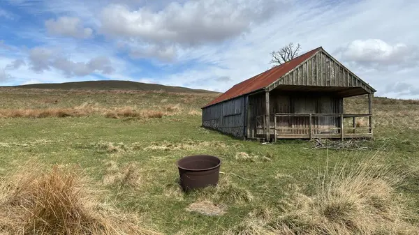 Perthshire dağlarında vahşi İskoç yamaçlarında terk edilmiş bir çiftlik evi. Geniş açık İskoçya vahşi doğası yuvarlanan tepeleri açıyor. Uzun mesafe yürüyüşü macerası.