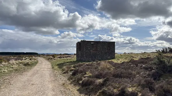 Perthshire dağlarında İskoç yamaçlarında terk edilmiş beton kare bina. Geniş açık İskoçya vahşi doğası yuvarlanan tepeleri açıyor. Uzun mesafe yürüyüşü macerası.