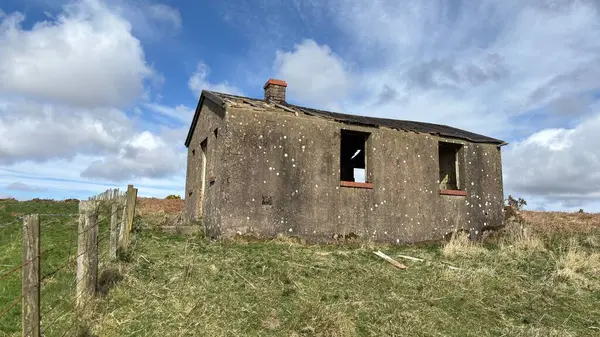 Perthshire dağlarında vahşi İskoç yamaçlarında terk edilmiş bir çiftlik evi. Geniş açık İskoçya vahşi doğası yuvarlanan tepeleri açıyor. Uzun mesafe yürüyüşü macerası.