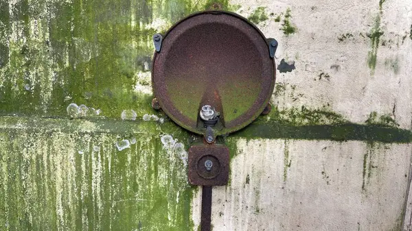 Rusty eski elektrik tesisatlarını yok etti. Geriye dönük terk edilmiş iç döşemeler yıpranmış ve çürüyor.