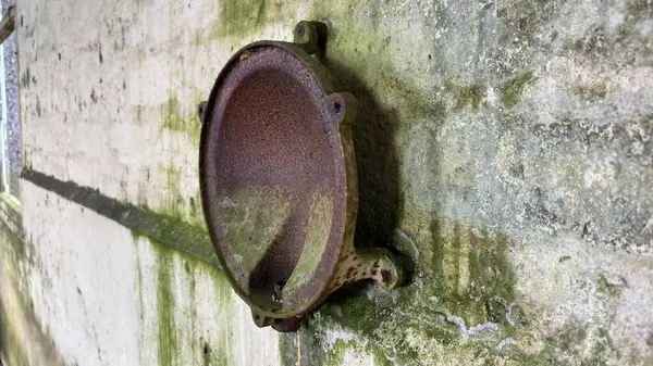 Rusty eski elektrik tesisatlarını yok etti. Geriye dönük terk edilmiş iç döşemeler yıpranmış ve çürüyor.