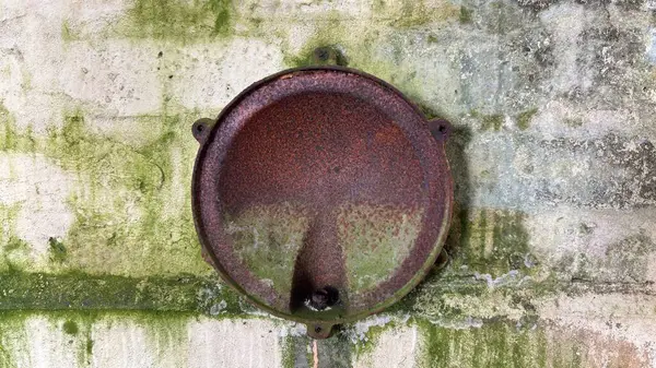 Rusty eski elektrik tesisatlarını yok etti. Geriye dönük terk edilmiş iç döşemeler yıpranmış ve çürüyor.