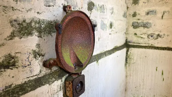 Rusty eski elektrik tesisatlarını yok etti. Geriye dönük terk edilmiş iç döşemeler yıpranmış ve çürüyor.