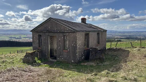 Perthshire dağlarında vahşi İskoç yamaçlarında terk edilmiş bir çiftlik evi. Geniş açık İskoçya vahşi doğası yuvarlanan tepeleri açıyor. Uzun mesafe yürüyüşü macerası.