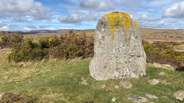 Fowlis Wester Taş Çemberi. Eski Pict Ortaçağ anıtı. Perthshire dağlarında İskoç yamaç yürüyüşü. Geniş açık İskoçya vahşi doğası yuvarlanan tepeleri açıyor. Uzun mesafe yürüyüşü macerası.