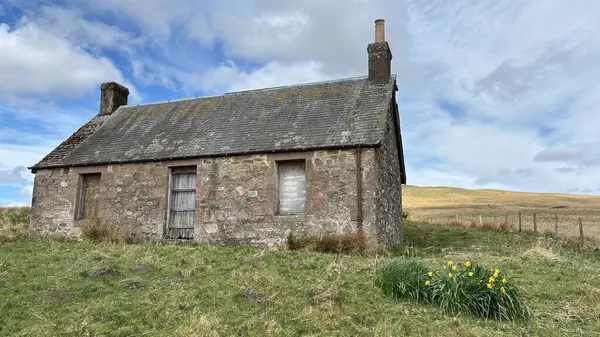 Perthshire dağlarında vahşi İskoç yamaçlarında terk edilmiş bir çiftlik evi. Geniş açık İskoçya vahşi doğası yuvarlanan tepeleri açıyor. Uzun mesafe yürüyüşü macerası.