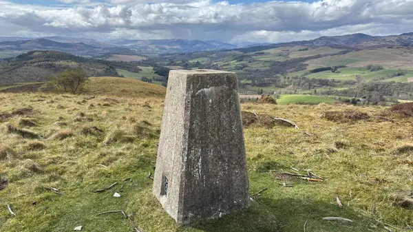 Milquhanzie Tepesi 'nin zirvesindeki OS Gözlem Noktası. Perthshire dağlarında İskoç yamaç yürüyüşü. Geniş açık İskoçya vahşi doğası yuvarlanan tepeleri açıyor. Uzun mesafe yürüyüşü macerası.