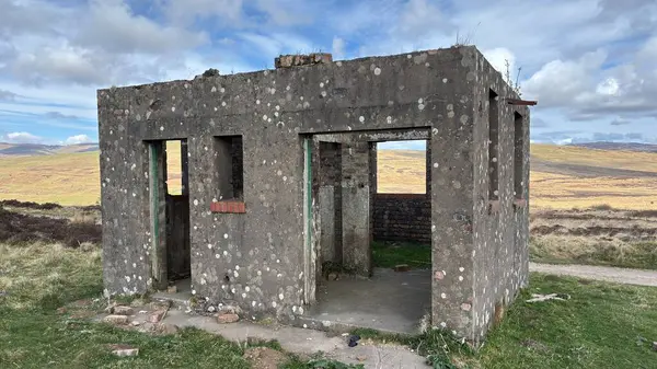 Perthshire dağlarında İskoç yamaçlarında terk edilmiş beton kare bina. Geniş açık İskoçya vahşi doğası yuvarlanan tepeleri açıyor. Uzun mesafe yürüyüşü macerası.