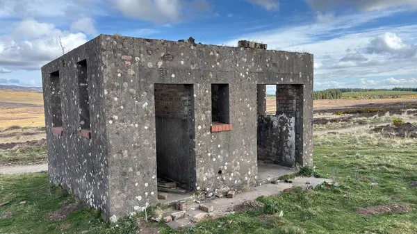 Perthshire dağlarında İskoç yamaçlarında terk edilmiş beton kare bina. Geniş açık İskoçya vahşi doğası yuvarlanan tepeleri açıyor. Uzun mesafe yürüyüşü macerası.