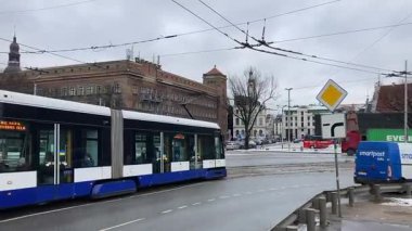 Letonya 'da Riga caddelerinde tramvay. Soğuk karlı bir gün. Şehrin sokak manzarası.