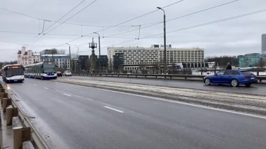 Letonya 'da Riga caddelerinde tramvay. Soğuk karlı bir gün. Şehrin sokak manzarası.