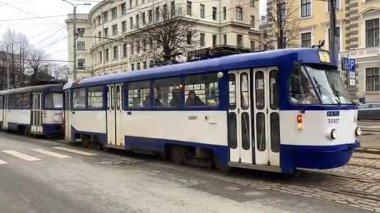Letonya 'da Riga caddelerinde tramvay. Soğuk karlı bir gün. Şehrin sokak manzarası.