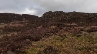 Perthshire dağlarında İskoç yamaç yürüyüşü. Geniş açık İskoçya vahşi doğası yuvarlanan tepeleri açıyor. Uzun mesafe macera yürüyüşü Dun Coillich