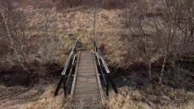 Perthshire dağlarında İskoç yamaç yürüyüşü. Geniş açık İskoçya vahşi doğası yuvarlanan tepeleri açıyor. Uzun mesafe macera yürüyüşü Dun Coillich