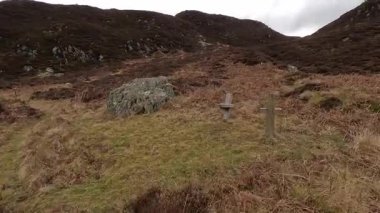 Perthshire dağlarında İskoç yamaç yürüyüşü. Geniş açık İskoçya vahşi doğası yuvarlanan tepeleri açıyor. Uzun mesafe macera yürüyüşü Dun Coillich