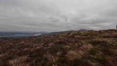 Perthshire dağlarında İskoç yamaç yürüyüşü. Geniş açık İskoçya vahşi doğası yuvarlanan tepeleri açıyor. Uzun mesafe macera yürüyüşü Dun Coillich