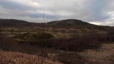 Perthshire dağlarında İskoç yamaç yürüyüşü. Geniş açık İskoçya vahşi doğası yuvarlanan tepeleri açıyor. Uzun mesafe macera yürüyüşü Dun Coillich