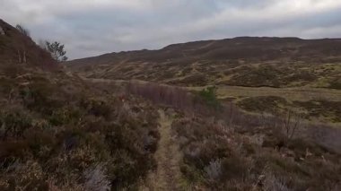 Perthshire dağlarında İskoç yamaç yürüyüşü. Geniş açık İskoçya vahşi doğası yuvarlanan tepeleri açıyor. Uzun mesafe macera yürüyüşü Dun Coillich