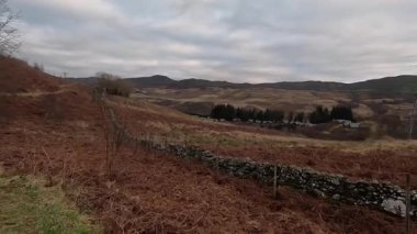 Perthshire dağlarında İskoç yamaç yürüyüşü. Geniş açık İskoçya vahşi doğası yuvarlanan tepeleri açıyor. Uzun mesafe macera yürüyüşü Dun Coillich