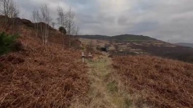 Perthshire dağlarında İskoç yamaç yürüyüşü. Geniş açık İskoçya vahşi doğası yuvarlanan tepeleri açıyor. Uzun mesafe macera yürüyüşü Dun Coillich