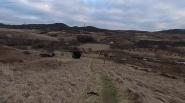 Perthshire dağlarında İskoç yamaç yürüyüşü. Geniş açık İskoçya vahşi doğası yuvarlanan tepeleri açıyor. Uzun mesafe macera yürüyüşü Dun Coillich