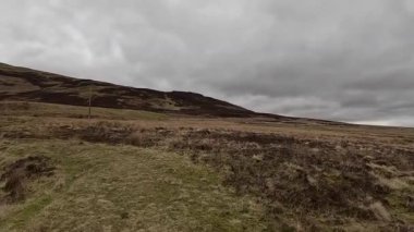 Perthshire dağlarında İskoç yamaç yürüyüşü. Geniş açık İskoçya vahşi doğası yuvarlanan tepeleri açıyor. Uzun mesafe macera yürüyüşü. Kış gölü ve Glen.