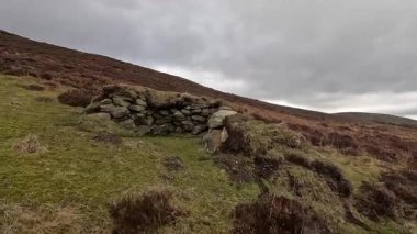 Perthshire dağlarında İskoç yamaç yürüyüşü. Geniş açık İskoçya vahşi doğası yuvarlanan tepeleri açıyor. Uzun mesafe macera yürüyüşü. Kış gölü ve Glen.