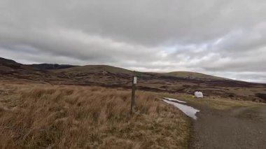 Perthshire dağlarında İskoç yamaç yürüyüşü. Geniş açık İskoçya vahşi doğası yuvarlanan tepeleri açıyor. Uzun mesafe macera yürüyüşü. Kış gölü ve Glen.
