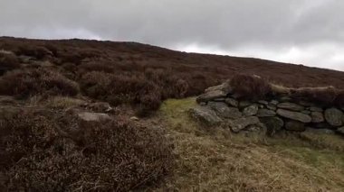 Perthshire dağlarında İskoç yamaç yürüyüşü. Geniş açık İskoçya vahşi doğası yuvarlanan tepeleri açıyor. Uzun mesafe macera yürüyüşü. Kış gölü ve Glen.