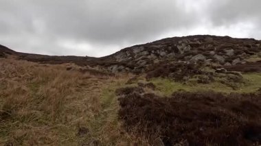 Perthshire dağlarında İskoç yamaç yürüyüşü. Geniş açık İskoçya vahşi doğası yuvarlanan tepeleri açıyor. Uzun mesafe macera yürüyüşü. Kış gölü ve Glen.
