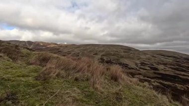 Perthshire dağlarında İskoç yamaç yürüyüşü. Geniş açık İskoçya vahşi doğası yuvarlanan tepeleri açıyor. Uzun mesafe macera yürüyüşü. Kış gölü ve Glen.