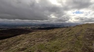 Perthshire dağlarında İskoç yamaç yürüyüşü. Geniş açık İskoçya vahşi doğası yuvarlanan tepeleri açıyor. Uzun mesafe macera yürüyüşü. Kış gölü ve Glen.