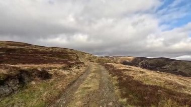 Perthshire dağlarında İskoç yamaç yürüyüşü. Geniş açık İskoçya vahşi doğası yuvarlanan tepeleri açıyor. Uzun mesafe macera yürüyüşü. Kış gölü ve Glen.