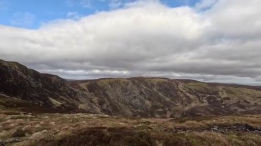 Perthshire dağlarında İskoç yamaç yürüyüşü. Geniş açık İskoçya vahşi doğası yuvarlanan tepeleri açıyor. Uzun mesafe macera yürüyüşü. Kış gölü ve Glen.