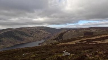 Perthshire dağlarında İskoç yamaç yürüyüşü. Geniş açık İskoçya vahşi doğası yuvarlanan tepeleri açıyor. Uzun mesafe macera yürüyüşü. Kış gölü ve Glen.