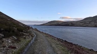 Perthshire dağlarında İskoç yamaç yürüyüşü. Geniş açık İskoçya vahşi doğası yuvarlanan tepeleri açıyor. Uzun mesafe macera yürüyüşü. Kış gölü ve Glen.