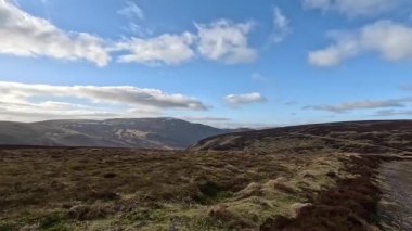 Perthshire dağlarında İskoç yamaç yürüyüşü. Geniş açık İskoçya vahşi doğası yuvarlanan tepeleri açıyor. Uzun mesafe macera yürüyüşü. Kış gölü ve Glen.
