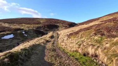 Perthshire dağlarında İskoç yamaç yürüyüşü. Geniş açık İskoçya vahşi doğası yuvarlanan tepeleri açıyor. Uzun mesafe macera yürüyüşü. Kış gölü ve Glen.