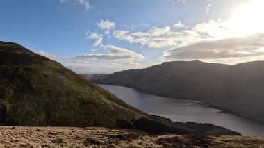 Perthshire dağlarında İskoç yamaç yürüyüşü. Geniş açık İskoçya vahşi doğası yuvarlanan tepeleri açıyor. Uzun mesafe macera yürüyüşü. Kış gölü ve Glen.