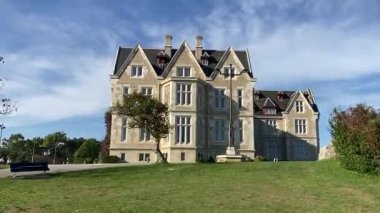 Santander 'deki Palacio de la Magdalena' da. Bu İspanyol şehrinin sahil şeridindeki tarihi Kraliyet Sarayı. Parlak güneşli bir gün. 20. yüzyılın başlarından beri kraliyet yazlığı.