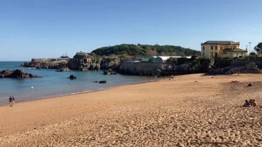 Plajlar ve Santander 'in kıyı şeridi manzarası. Parlak güneşli İspanyol günü turizm beldesi