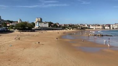 Plajlar ve Santander 'in kıyı şeridi manzarası. Parlak güneşli İspanyol günü turizm beldesi