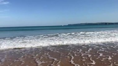 Plajlar ve Santander 'in kıyı şeridi manzarası. Parlak güneşli İspanyol günü turizm beldesi