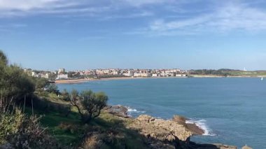 Plajlar ve Santander 'in kıyı şeridi manzarası. Parlak güneşli İspanyol günü turizm beldesi