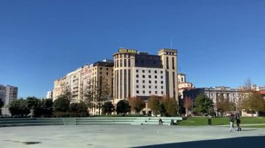 Santander, İspanya 'daki binaların şehir manzarası. Sokak manzarası ve tarihi mekan. Güzel bir İspanyol şehrinde turistik yerler