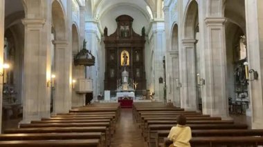 İspanya, Santander 'deki İspanyol Kilisesi' nin içinde. Sokak manzarası ve tarihi mekan. Güzel bir İspanyol şehrinde turistik yerler